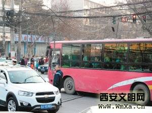 西安“托举哥”车流中坚守1小时 保障车辆通行安全