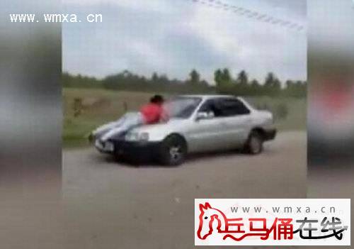 疑因不忠竟将 妻绑引擎盖飚车  现场画面曝光令