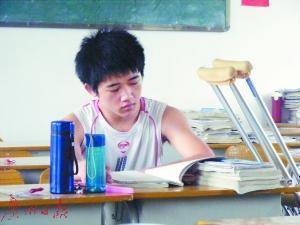“无腿少年”高考502分 幼年遇车祸丧父截肢