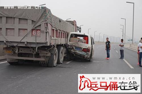 武昌面包车油罐车相撞 众市民合力营救被困人