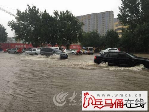 滕州遭遇强降雨 有车辆趴窝造成局部交通拥堵
