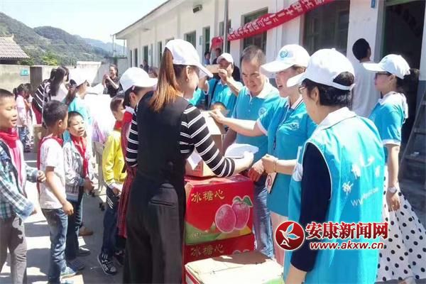 给师生发放爱心苹果 平利援少会提供.jpg