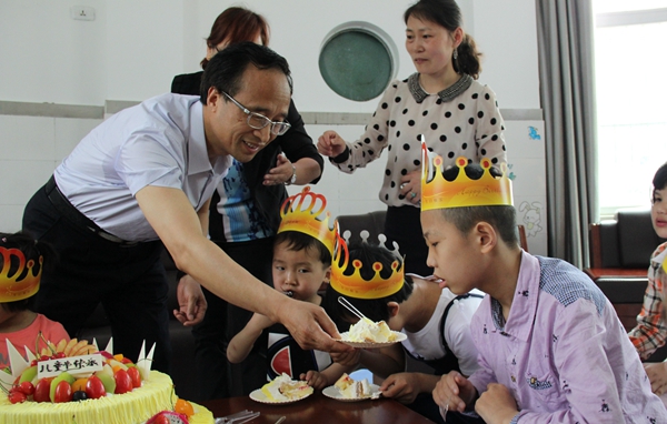 【安康】鲁琦看望慰问市儿童福利院孤残儿童_