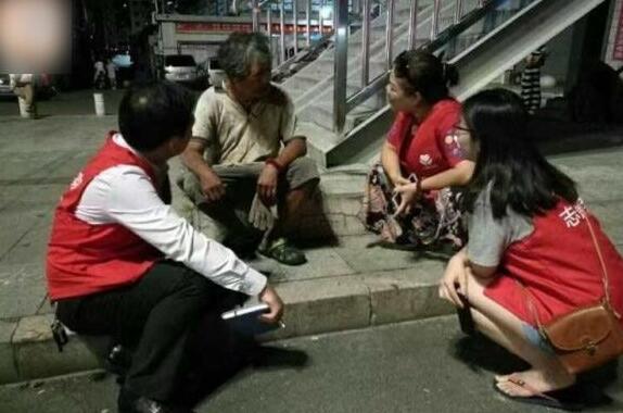 香港富商流落街头 时隔十余年视频通话夫妇两