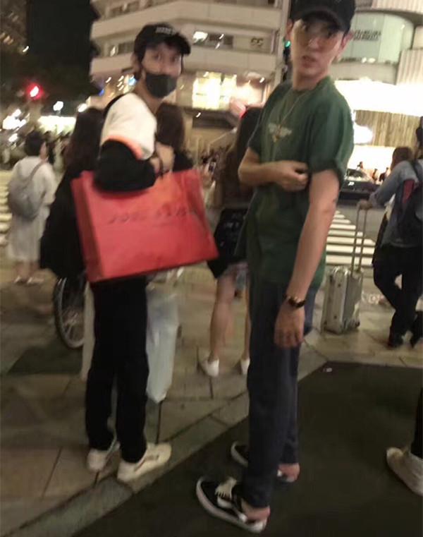 网友日本遇吴亦凡 为推广篮球成立公益基金还