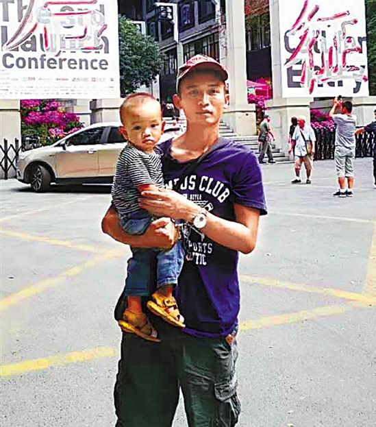 大叔抱娃重读本科 为实现梦想努力拼搏定能成