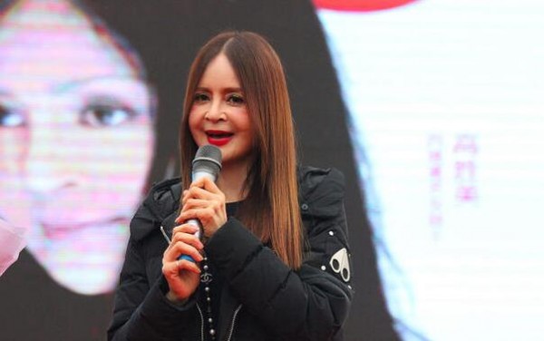 48岁高胜美现身捞金 缘何变成这个模样?(2)