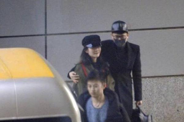 谢娜挺孕肚出行 张杰紧密跟随左右保护