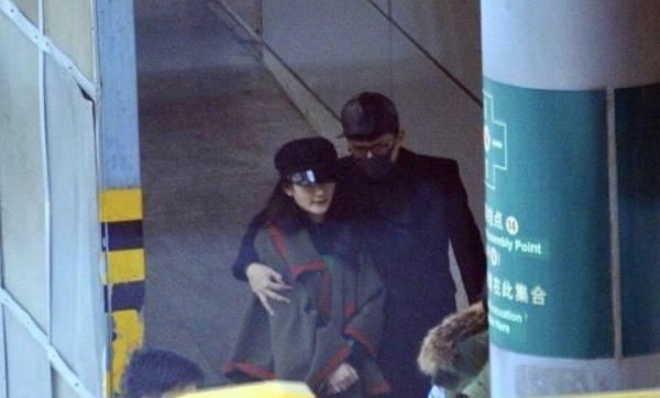 谢娜挺孕肚出行 张杰紧密跟随左右保护(2)_兵马