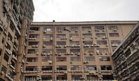 深圳现最牛居民楼 外墙被空调牢牢霸占