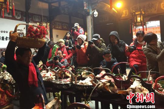 浙江省杭州市淳安县金峰乡朱家村“猪头祭祖”现场。金峰乡供图 、 摄