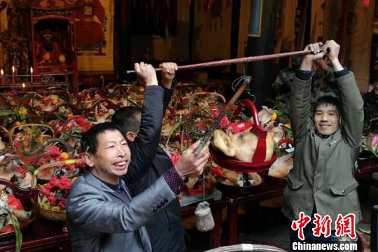 沿袭传统缅怀祖先浙江淳安朱熹后人举行“猪头祭祖”