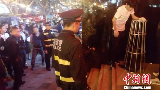 海狮被及时控制。 唐昕 摄