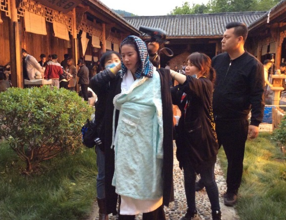 刘亦菲水戏剧照曝光 素颜美成18岁,网友:又见小龙女!(2)