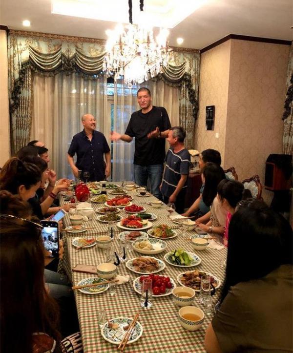 腾格尔宴请巴特尔 跨行业的交情可谓是英雄惜