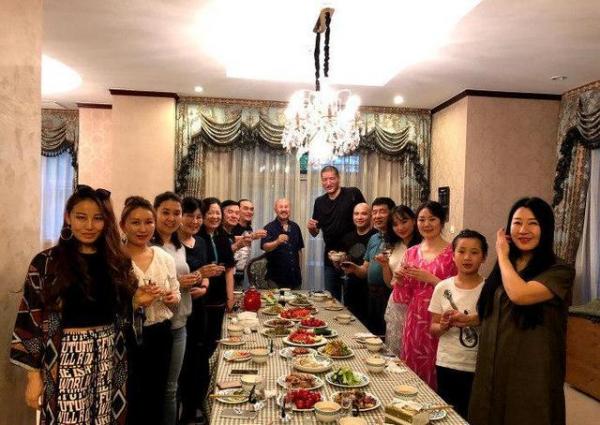 腾格尔宴请巴特尔 跨行业的交情可谓是英雄惜