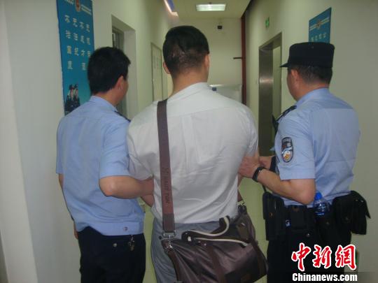逃犯戴墨镜看报引起关注被广州东站铁路民警抓获