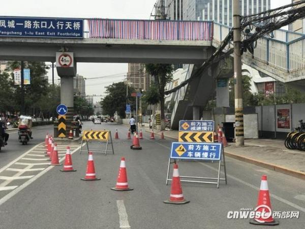 凤城一路东口天桥拆除进行中 让市民通行更顺畅