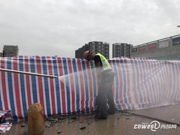 凤城一路东口天桥拆除进行中 让市民通行更顺畅