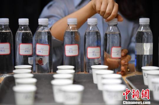 图为“魔鬼水”训练。老师为学员准备由不同强度酸、咸、甜溶液混合而成的“魔鬼水”,学员需要分辨出喝到的味道及强度。 刘冉阳 摄