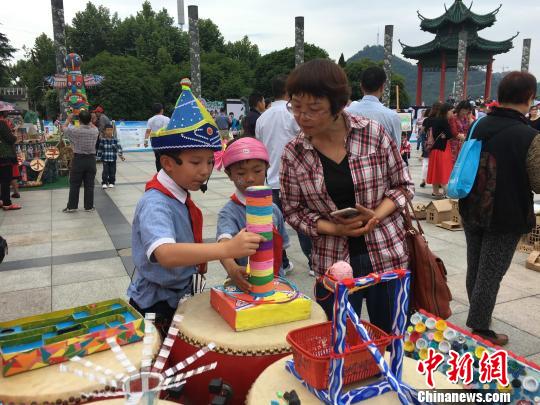 小学生向市民展示生态环保创意作品 郭晓莹 摄