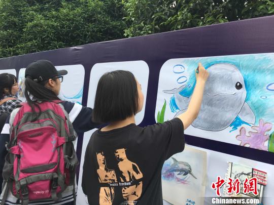 大学生围绕 “我是长江守护人”主题进行动漫创作 郭晓莹 摄