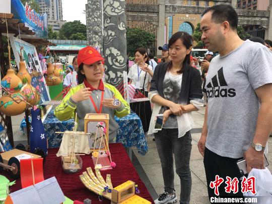 市民参观生态环保创意作品 郭晓莹 摄