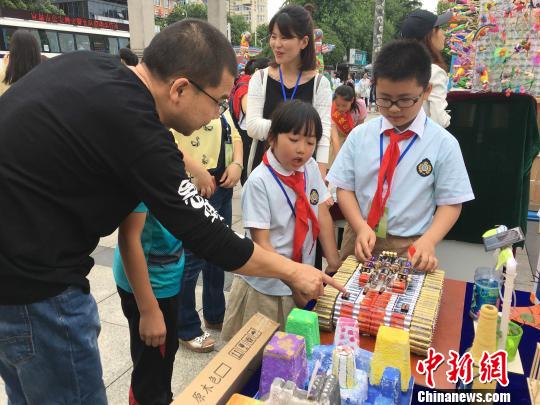 小学生向市民介绍生态环保创意作品 郭晓莹 摄