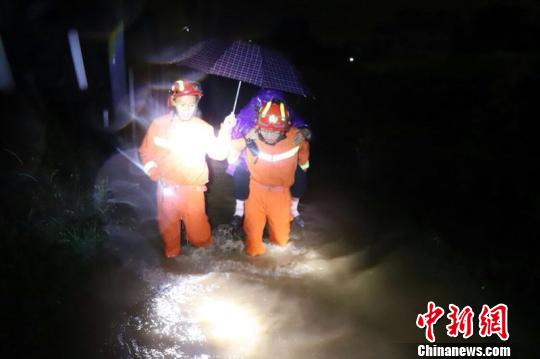 消防官兵把被困民众疏散到安全区域。 王俊虎 摄