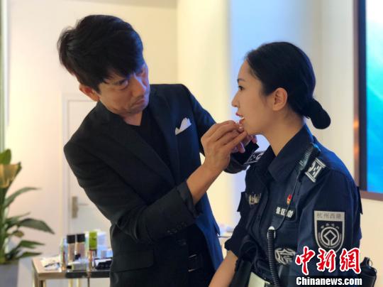 图为:金承源为西湖女子巡逻队夏季定妆。 王潇婧 摄