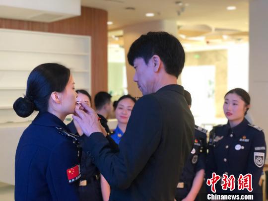 国际彩妆大师金承源为西湖“网红巡逻队”定妆