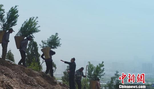 山西太原传颂“奋斗者之歌”,向奋斗者致敬。 李新锁 摄