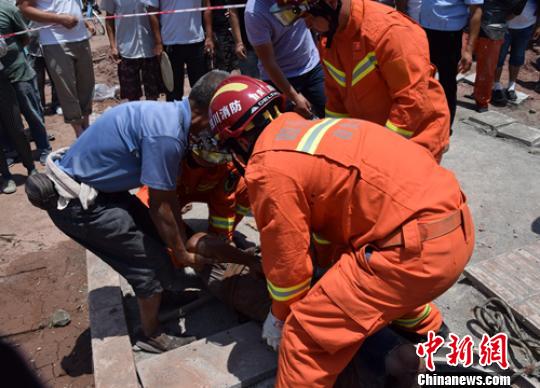 救援人员成功救出一名工人。 李春平 摄