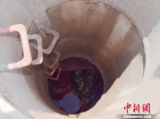 2名工人倒在井下。 李春平 摄