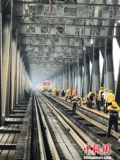 图为,施工作业现场 宋英辉 摄