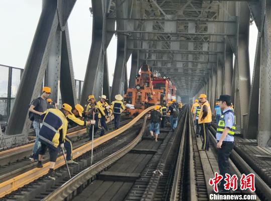 图为,施工作业现场 宋英辉 摄