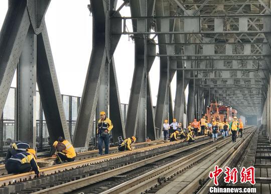 图为,施工作业现场 宋英辉 摄