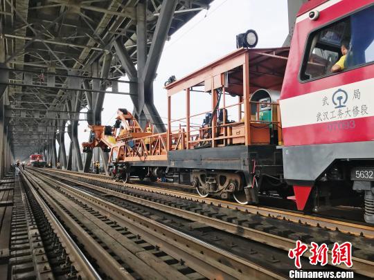 武汉长江大桥铁路桥面进行更换钢轨施工