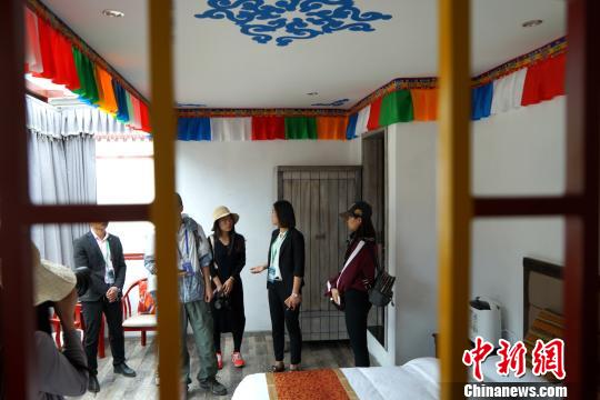 高原旅游产业是拉萨的特色产业,为实施产业脱贫,拉萨市堆龙德庆区今年推出德吉藏家民宿旅游项目。该项目可帮助村民实现“居家就业、原地脱贫”。图为6月22日,媒体记者及编辑向运营人员了解德吉藏家入住及收入等情况。 江飞波 摄