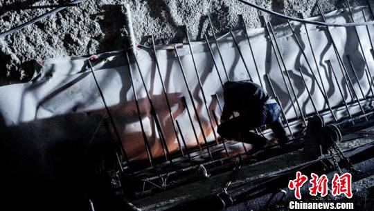 崇礼铁路是2022年冬奥会重点配套交通工程之一。图为建设工人正在其关键性工程太子城隧道内加紧施工。(完)</p> 中铁四局供图 摄