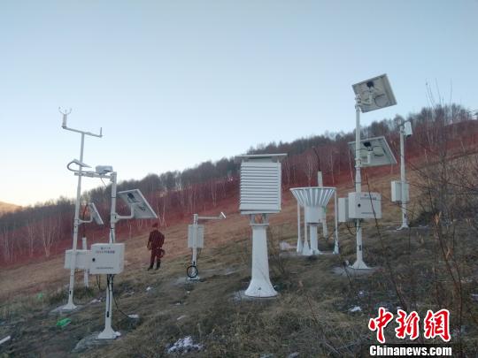 张家口市气象局在不利天气条件下按时推进赛事核心区14个气象观测站建设。图为该局在2022年冬奥会云顶滑雪公园场地新建的“云顶五号”气象观测站。(完)</p> 张家口市气象局供图 摄