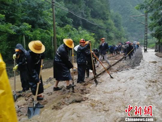 图为铁路职工抢修受损线路。 西安局集团有限公司