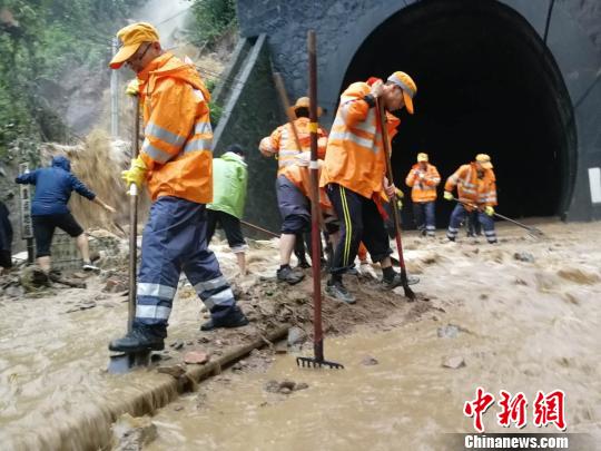 图为铁路职工抢修受损线路。 西安局集团有限公司