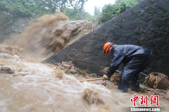 图为铁路职工抢修受损线路。 西安局集团有限公司