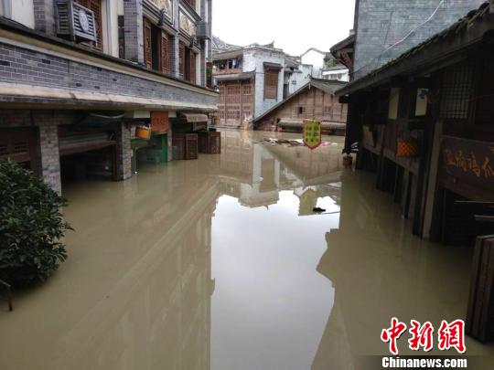 图为洪水涌进铜梁安居镇。 陈钢 摄