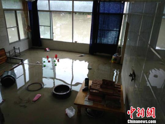 图为洪水涌进居民楼中。 陈钢 摄