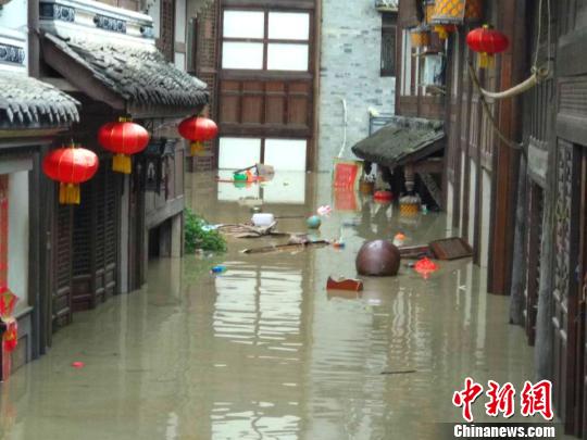 图为洪水涌进铜梁安居镇。 陈钢 摄