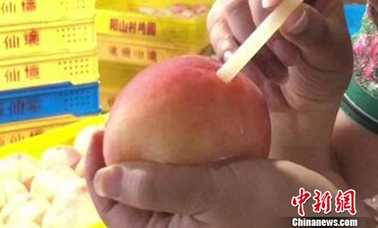 一根吸管+水蜜桃的“另类”吃法蹿红网络。 孙权 摄