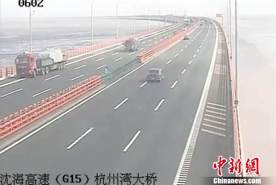 图为张某步行到中央移动护栏 宁波高速交警供图 摄