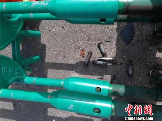 高速上跟着导航走错道“任性”司机强拆护栏欲掉头